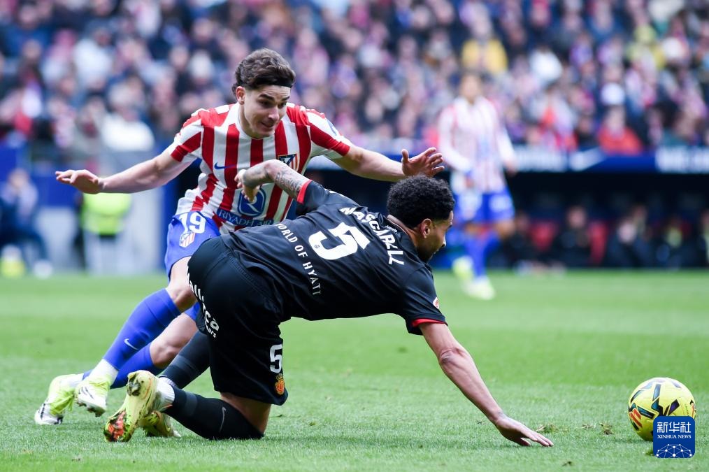 16分钟丢球！国足狼狈1幕：禁区内滑倒送礼，澳洲球迷狂欢